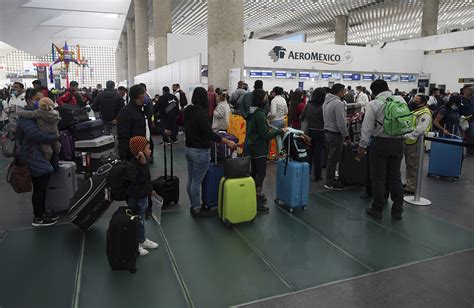 Mexico City Airport Lines Reach Sidewalks as Omicron Hits - Bloomberg