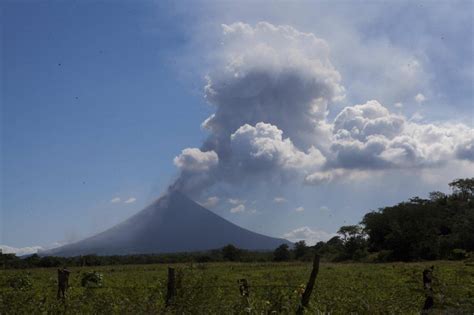 Impressionnante éruption d'un volcan inactif depuis 110 ans au ...