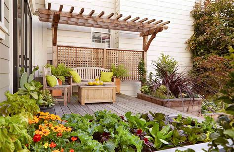 16 Simple Solutions for Small-Space Landscapes | Better Homes & Gardens