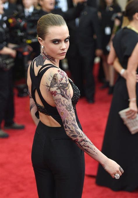 Cara Delevingne dispensa joias extravagantes no Met Gala 2015 e aparece ...