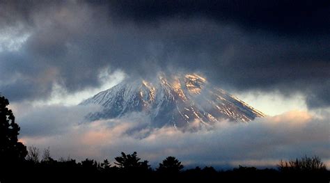 On This Day In History: Mount Fuji Erupted - On Dec 16, 1707 ...