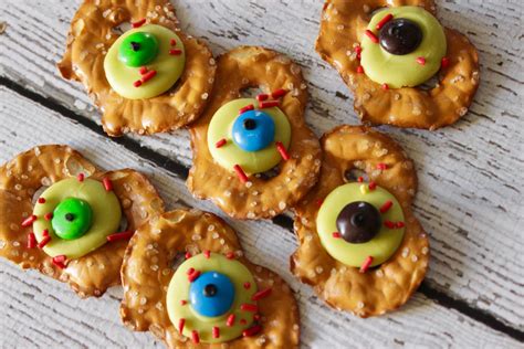 Easy Halloween Treats: Zombie Eye Pretzels (2024)