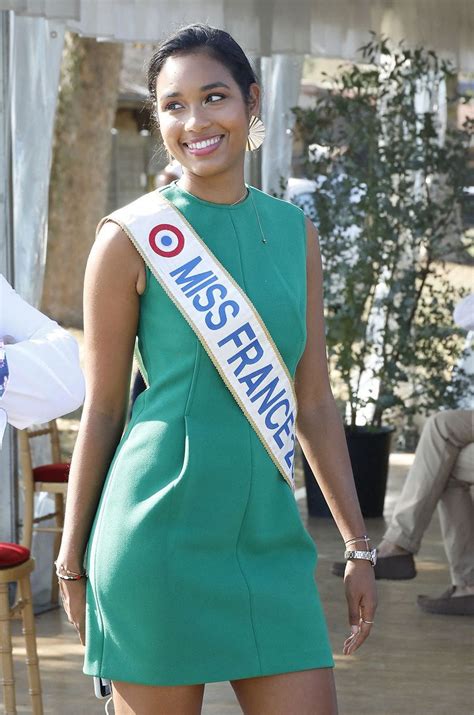 Miss France 2020 Clémence Botino, si chic pour une sortie à l'hippodrome