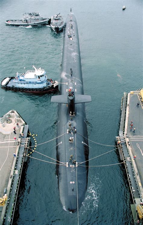 Navy.mil - View Image | Us navy submarines, Submarines, Nuclear submarine