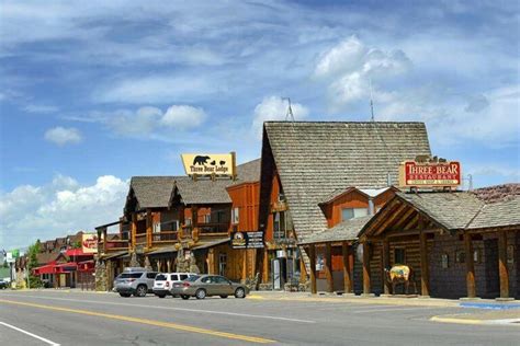 Best Hotels & Cabins NEAR Yellowstone National Park (for All Budgets)