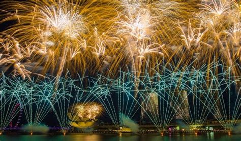 How To Photograph Fireworks: 9 Professional Photography Tips