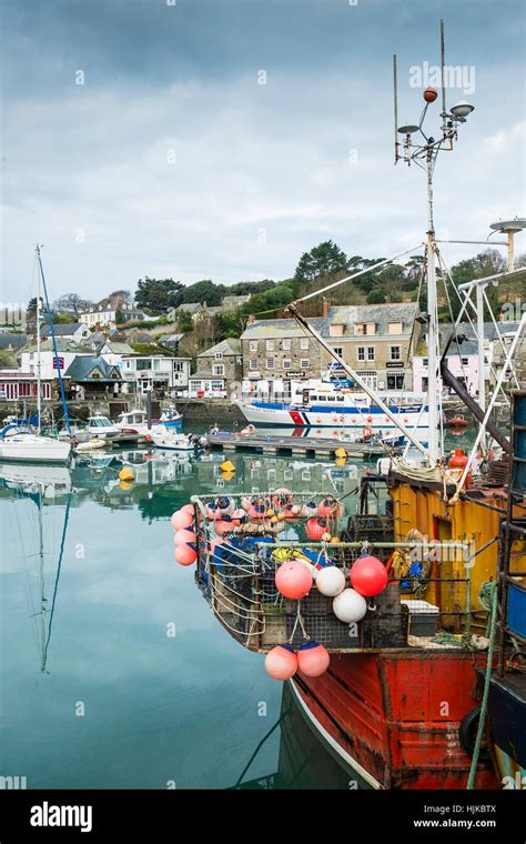 Fishing boats Padstow Harbour Cornwall Stock Photo - Alamy