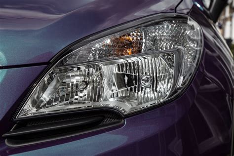 Dazzling car headlights under Government review – News