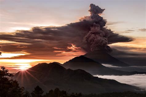 Bali Volcano Eruption 'Imminent,' Prompting Mass Evacuations Around ...