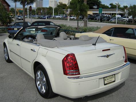 File:2008 Chrysler 300 white convertible in Florida-rear.JPG