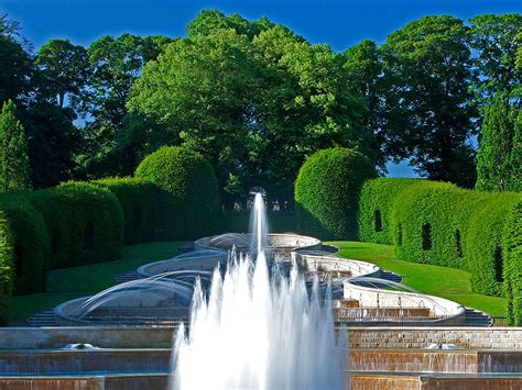 Alnwick Gardens Giants | Fasci Garden