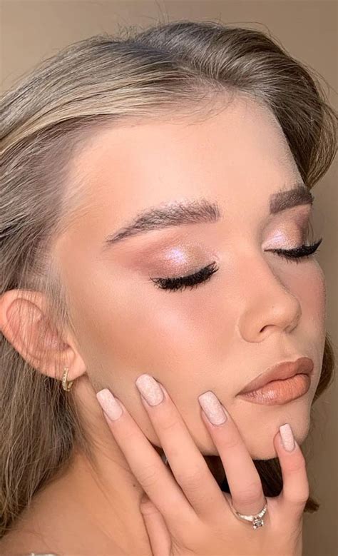 Soft glam makeup ideas : Glowing Eye Makeup look