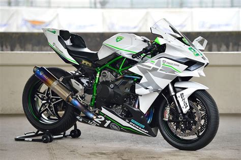 Kawasaki Ninja H2R in Whopping action: Video