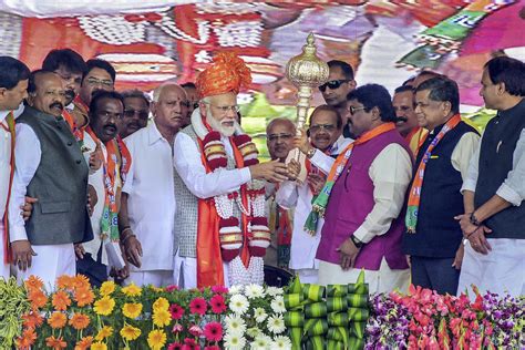 Today's Photo : PM Narendra Modi is felicitated during a rally