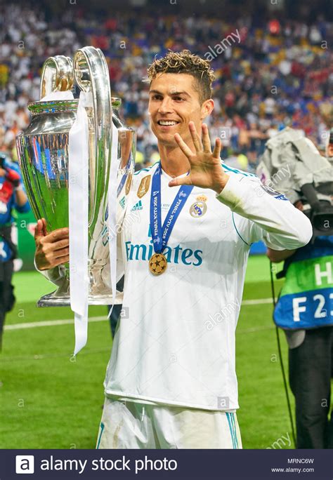 [43+] Cristiano Ronaldo With UCL Trophy Wallpapers | WallpaperSafari.com