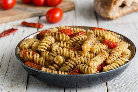 Ricetta Fusilli ai pomodorini, capperi e briciole croccanti | Ricetta ...