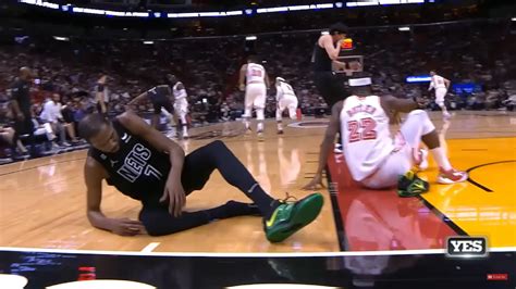 Kevin Durant injures his right knee in the game against the Miami Heat ...