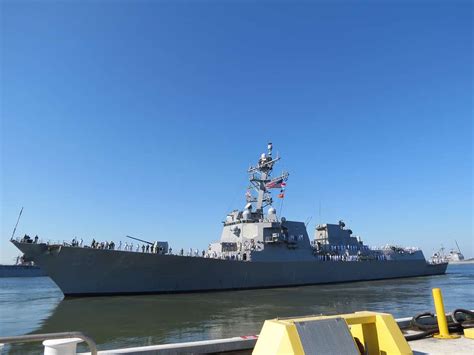 The Arleigh Burke class guided-missile destroyer USS Farragut (DDG 99 ...