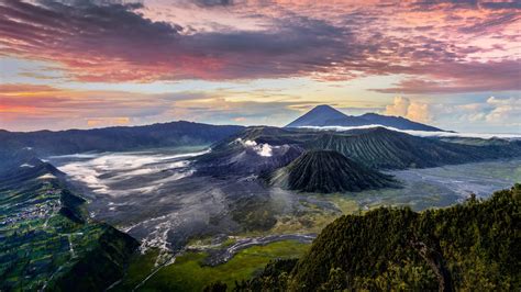 浓烟滚滚的布罗莫火山，印度尼西亚爪哇岛东部-神圣壮观 如梦如幻 浓烟滚滚的布罗莫火山，印度尼西亚爪哇岛东部 (© Shutterstock ...