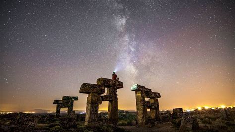 VIDEO: Stunning Time-Lapse Footage Of Milky Way Over Ancient Ruins ...