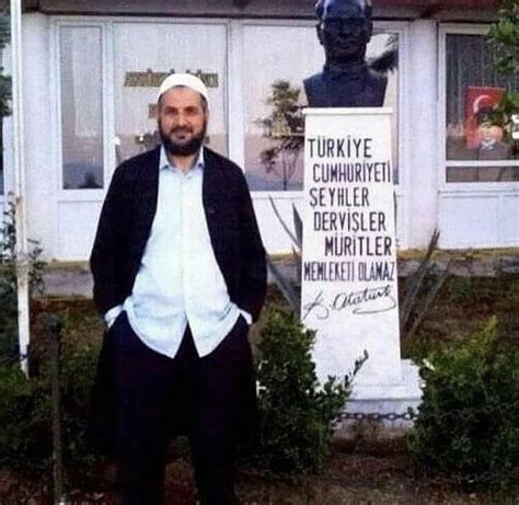 Pablo escobar takes pictures in front of the white house 1981 : r/KGBTR