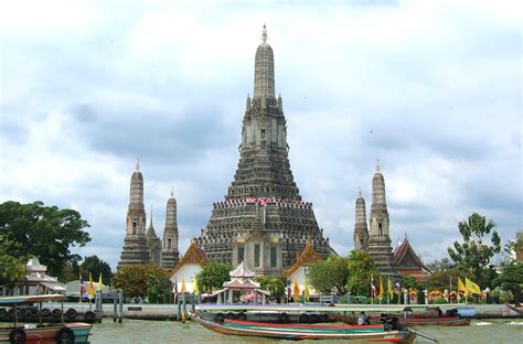 Wat Arun Wat Arun ("Temple of the Dawn"), Bangkok Thailand