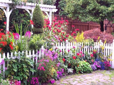 white picket fence garden - Google Search | English cottage garden ...