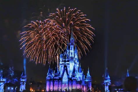 Disney disponibiliza online o show de fogos no parque Magic Kingdom ...