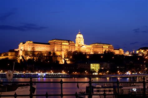 File:Budapest castle night 5.jpg - Wikimedia Commons