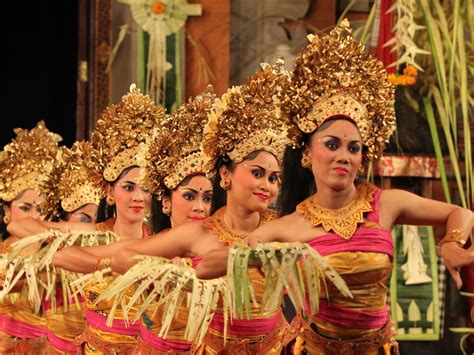 Tari Pendet Tari Penyambutan Dewa dan Manusia - Indonesia Kaya