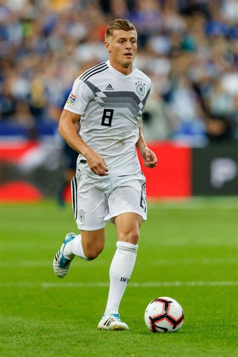 PARIS, FRANCE - OCTOBER 16: Toni Kroos of Germany controls the ball ...