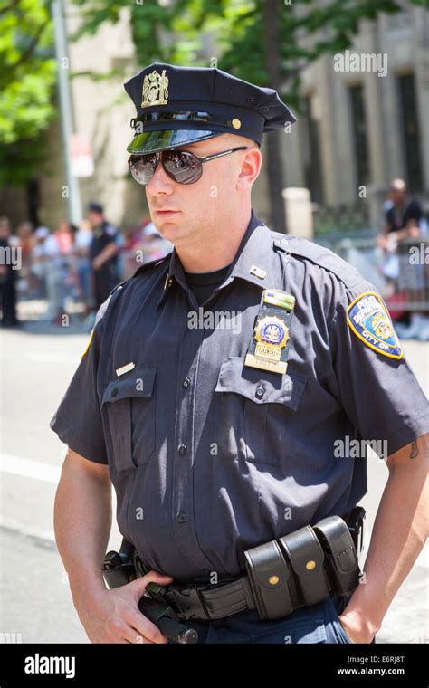 New York Police Department policeman, NYPD, Manhattan, New York City ...