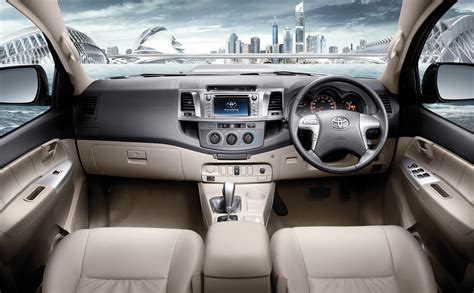 TOYOTA HILUX - toyota-hilux_interior_8.jpg