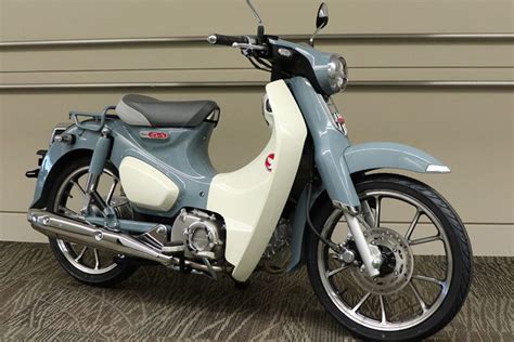 Honda SuperCub C125 có thêm bộ áo đen “huyền bí”, giá từ 3.800 USD