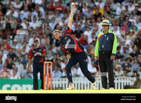 Reece Topley in bowling action for Essex - Surrey Lions vs Essex Eagles ...