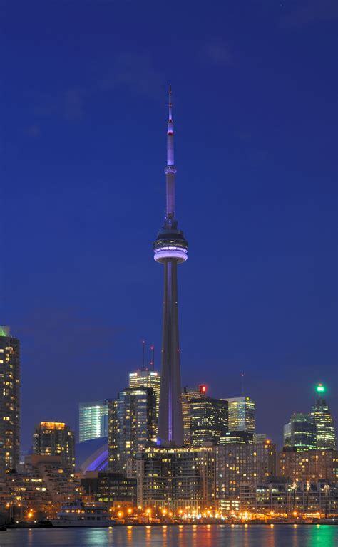 File:Toronto - ON - CN Tower bei Nacht.jpg - Wikimedia Commons