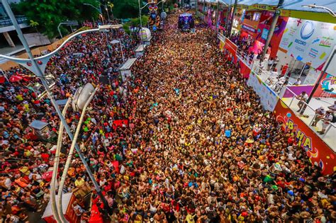 Marcado pela diversidade, Carnaval de Salvador atrai turistas do Brasil ...