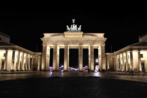 Snapshot: Brandenburger Tor - The Brandenburg Gate At Night - Berlin Love