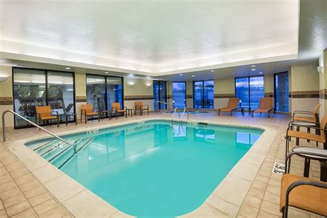 Courtyard by Marriott Springfield Airport Pool Pictures & Reviews ...