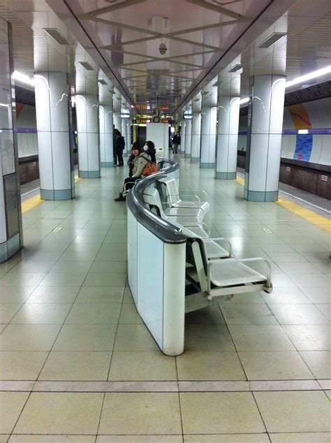 Benches on the platform for Tokyo Metro Hanzomon Line at Kiyosumi ...