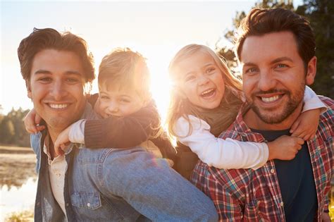 Regenbogenfamilie: Das Wichtigste zu Familien mit ...