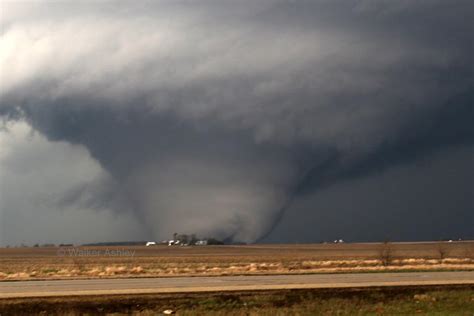 A violent EF4 tornado near Rochelle Illinois in 2015. : r/tornado