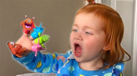 MONSTERS ON MY FiNGERS!! Adley and Mom sing the Finger Puppet Song with ...