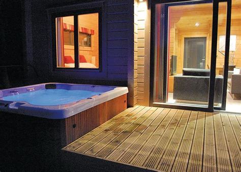 Find Romantic and Luxury Spa Hotels with Hot Tubs In Room