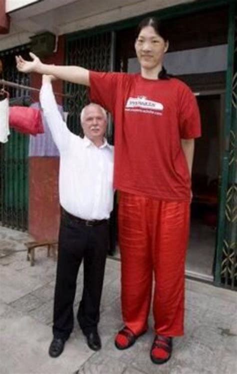 Yao Defen, Tallest Woman, 7’7 (233cm) : r/AbsoluteUnits