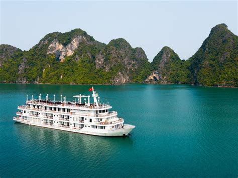 Where to book Halong Bay cruise? The best choice not to be missed