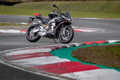 2022 Aprilia Tuono 660 Factory | First Look Review - Supply Chain ...