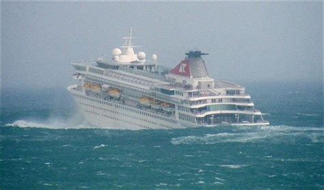 Mare in tempesta? Ecco cosa accade a questa nave da crociera... [VIDEO]