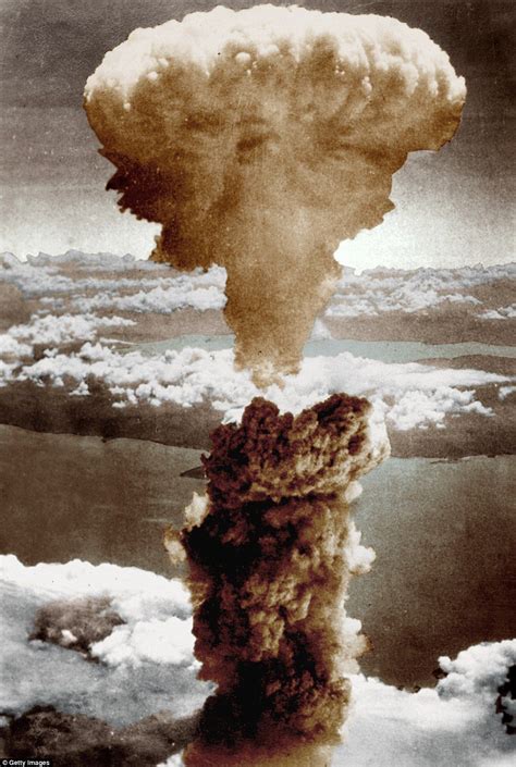 End of the war: The mushroom cloud of the second atomic bomb over ...