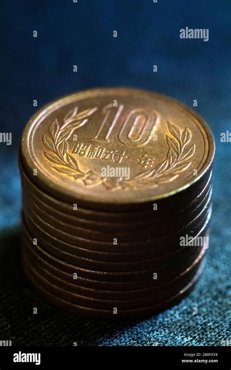 japanese ten yens coin Stock Photo - Alamy